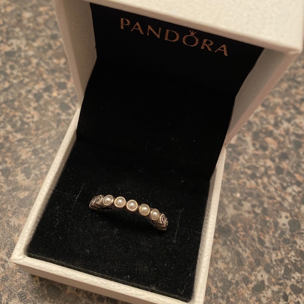 RETIRED Pandora pearl ring 🤍